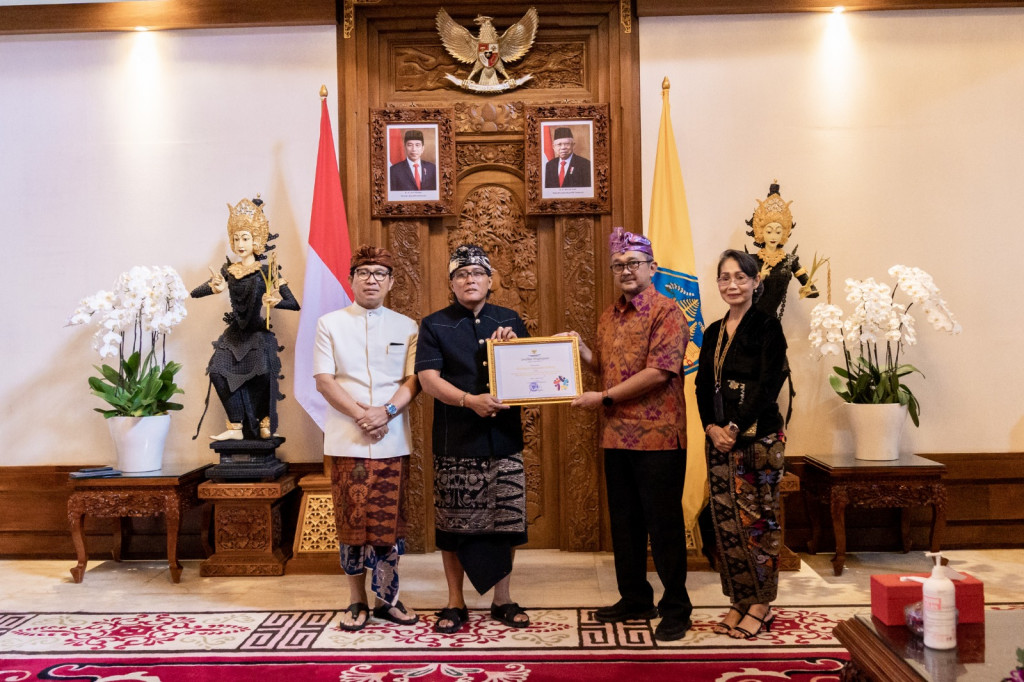 Pemkab Badung Terima Sertifikat Penghargaan Pemberantasan Tindak Pidana Korupsi